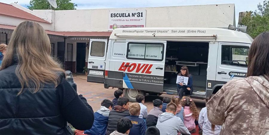 San José: A un año de su puesta en marcha, el Bibliomóvil fortalece la lectura y la identidad cultural en las escuelas