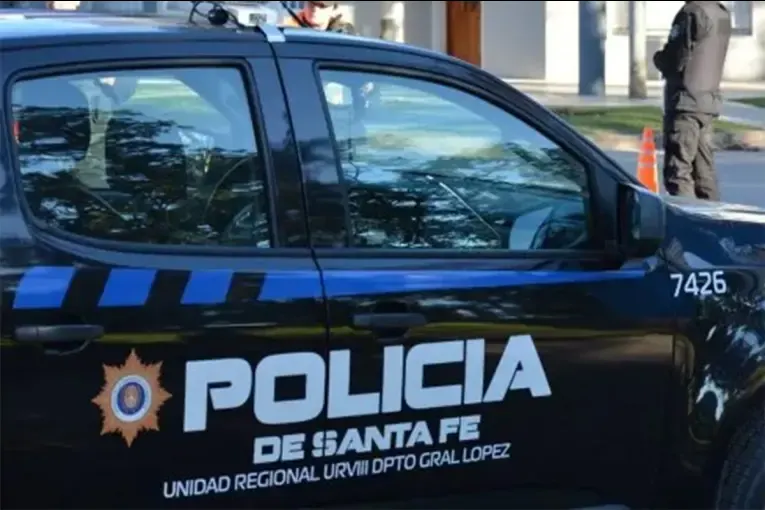 Santa Fe: un pasajero sujetó del cuello a un remisero durante diez cuadras para robarle