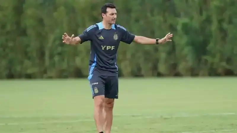 Scaloni prepara la primera convocatoria de Argentina sin Messi y afronta varias bajas