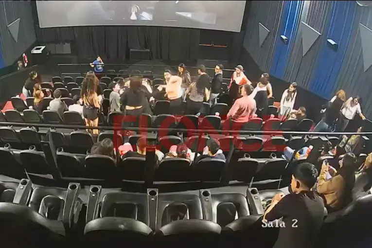Se conoció un nuevo video de violenta pelea y ataque con gas pimienta en un cine de Paraná