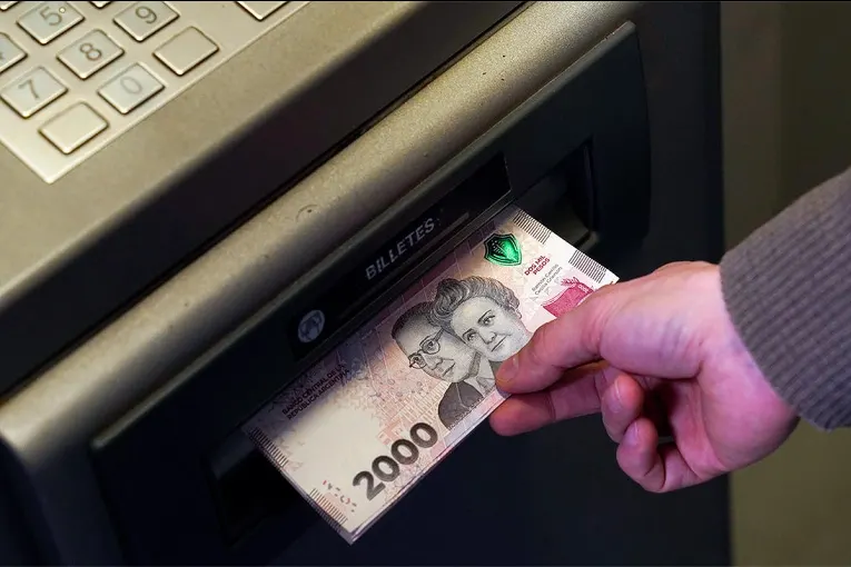 Se desploma el uso de efectivo: las extracciones en cajeros cayeron más del 50% en dos años
