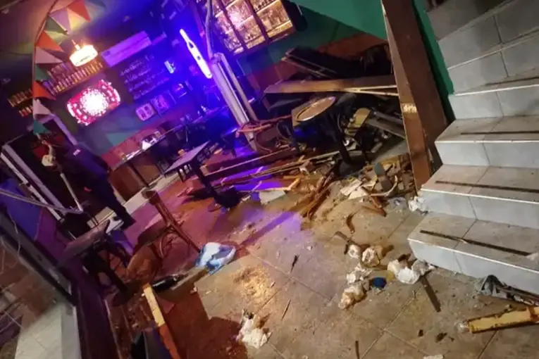 Se desplomó el entrepiso de un bar y hay 15 heridos