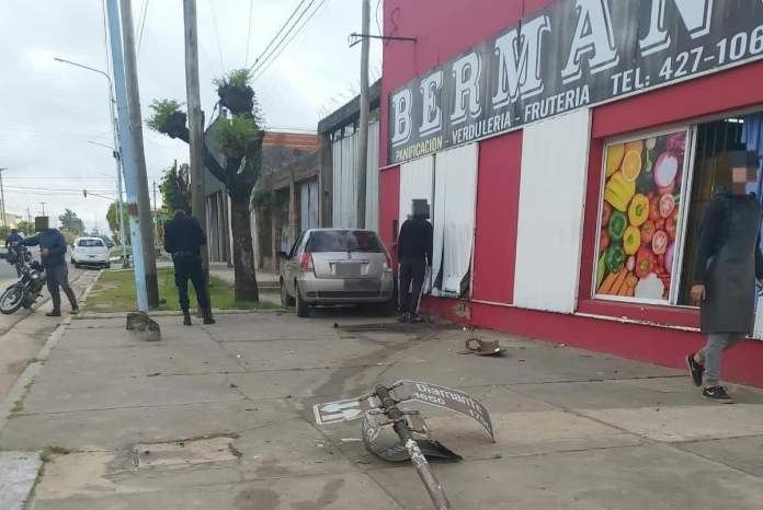 Se durmió, chocó contra una pared y la vidriera de una verdulería: dio positivo de alcoholemia
