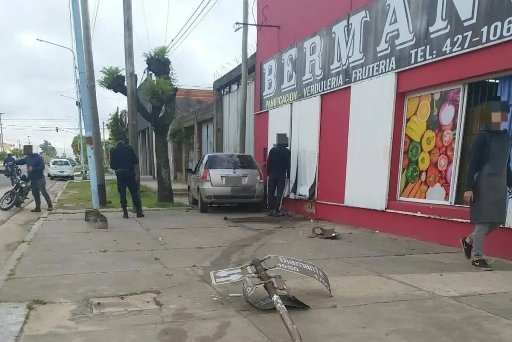 Se durmió, chocó contra una pared y la vidriera de una verdulería: dio positivo de alcoholemia