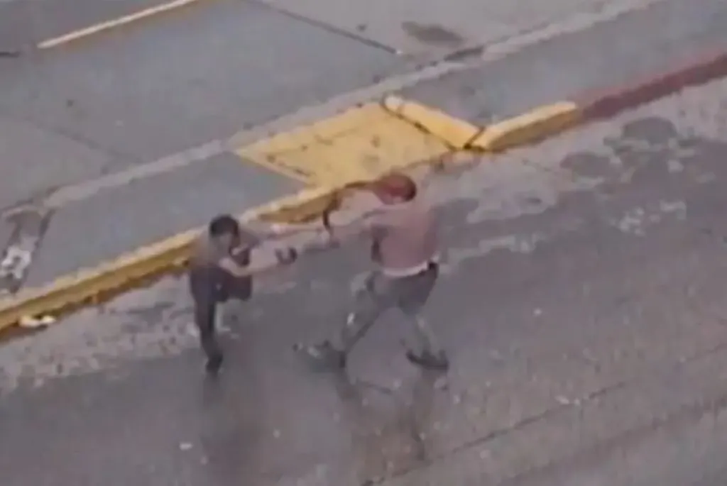 Se enfrentó a cintazos con dos cuidacoches que quisieron cobrarle por estacionar