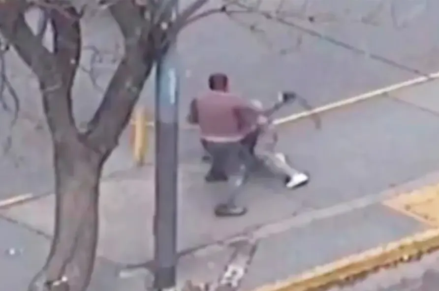 Se enfrentó a cintazos con dos cuidacoches que quisieron cobrarle por estacionar