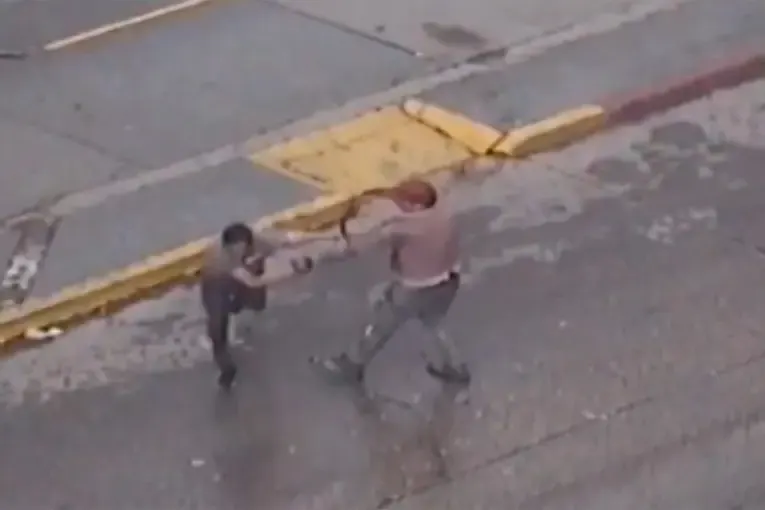 Se enfrentó a cintazos con dos cuidacoches que quisieron cobrarle por estacionar