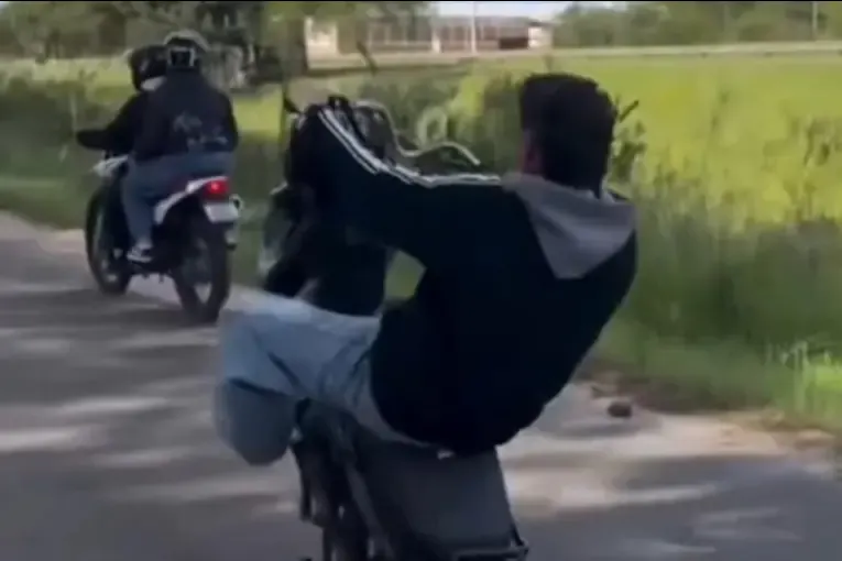 Se filmaron haciendo picadas en moto y circulando a contramano en plena avenida de Concordia: el video