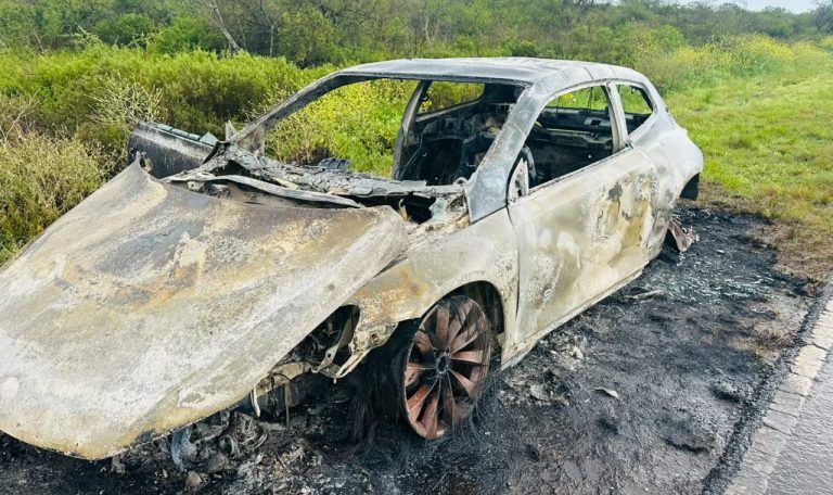 Se incendió por completo un auto en la Ruta 2: una pareja chajariense resultó ilesa