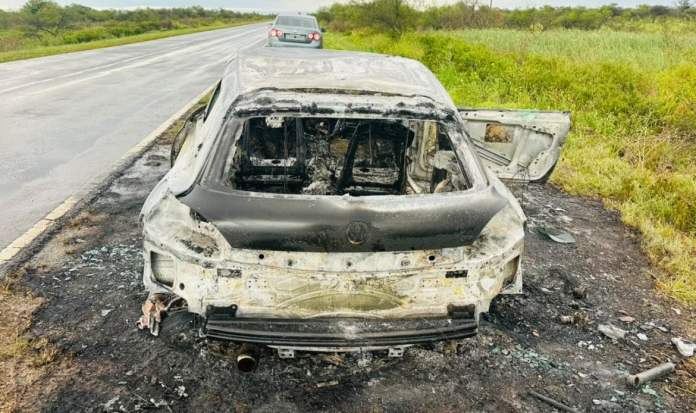 Se incendió por completo un auto en la ruta y una pareja de entrerrianos alcanzó a bajarse