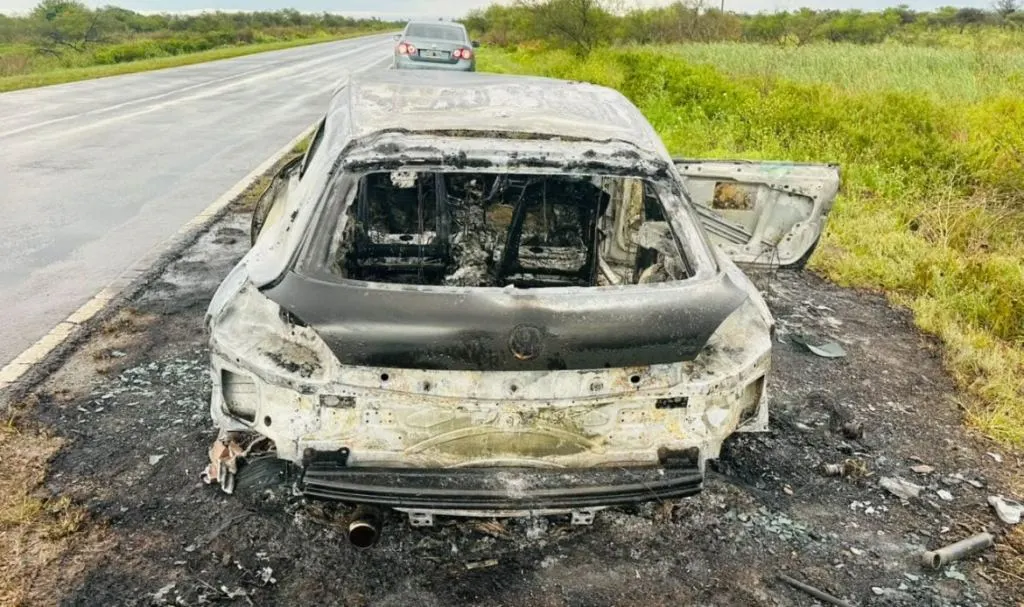 Se incendió por completo un auto en la ruta y una pareja de entrerrianos alcanzó a bajarse