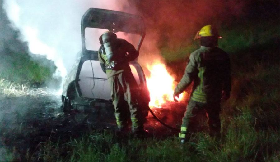 Se incendió un auto sobre la Ruta 12 cerca de Médanos y las pérdidas fueron totales