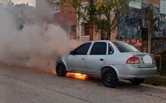 Se incendió un auto tras una explosión en el motor: revelan qué lo provocó