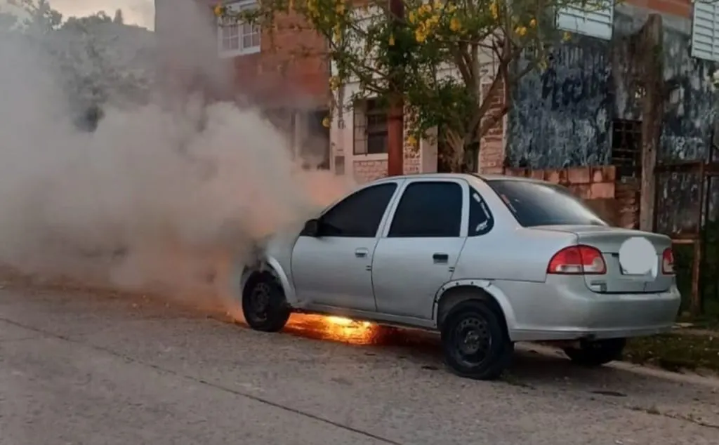Se incendió un auto tras una explosión en el motor: revelan qué lo provocó