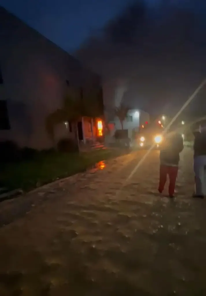 Se prendieron fuego dos vehículos en la Pampa Soler y el fuego se propagó hacia la casa.