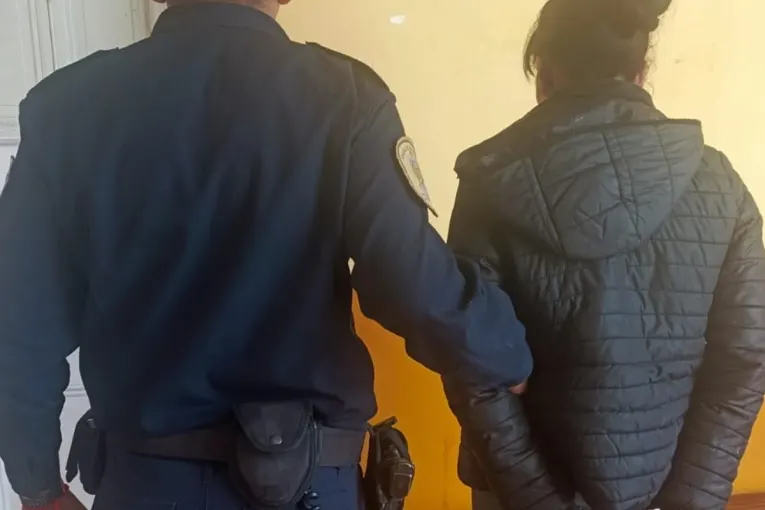 Se presentó en la Jefatura y quedó detenida en la causa por el atraco al jubilado
