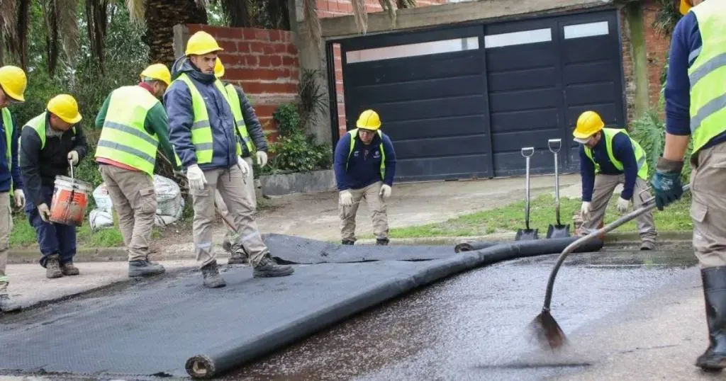 Se realiza un bacheo profundo y asfaltado en calle Güemes, en la zona sur de la ciudad