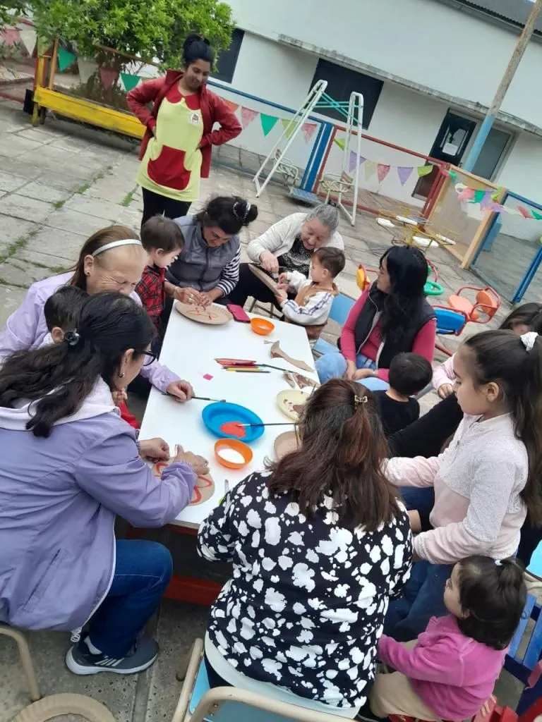 Se realizó una tarde de encuentro entre generaciones en el jardín Mi Casita