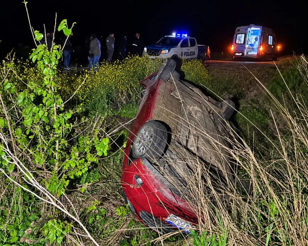 Se salvaron de milagro: un automóvil volcó en la Ruta 39 esta madrugada