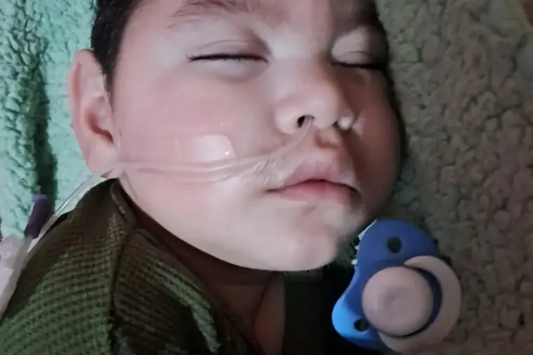 Sigue la campaña por Caleb: su familia precisa una silla postural