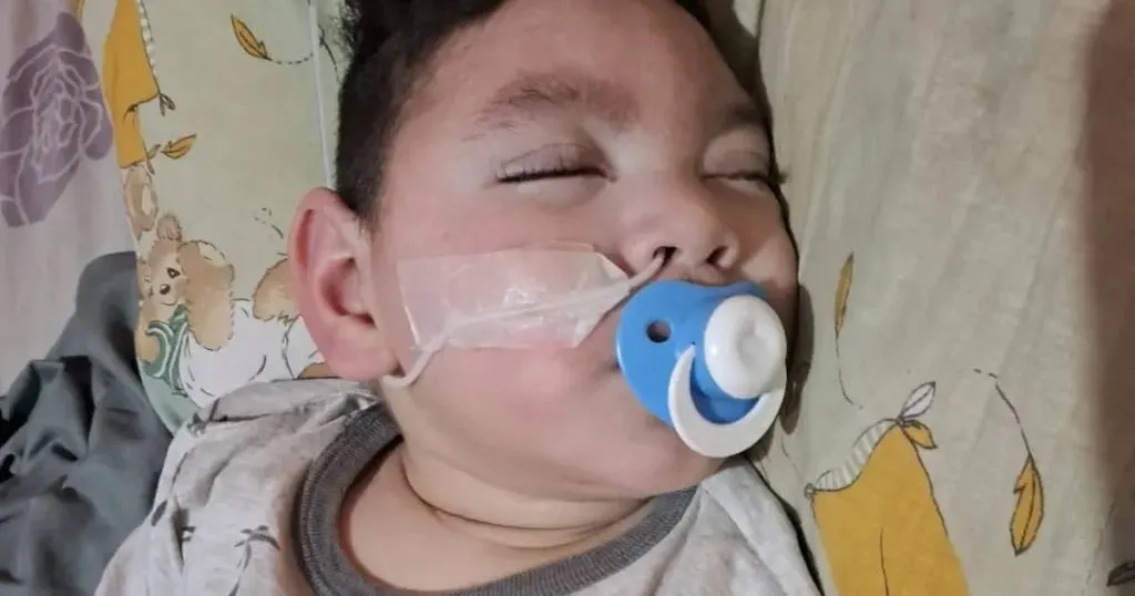 Sigue la campaña por Caleb: su familia precisa una silla postural
