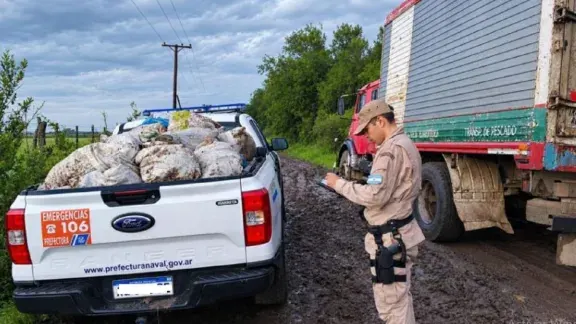 Sin frío, sin papeles y entre el barro: lo que escondía un camión en Costa Uruguay Sur