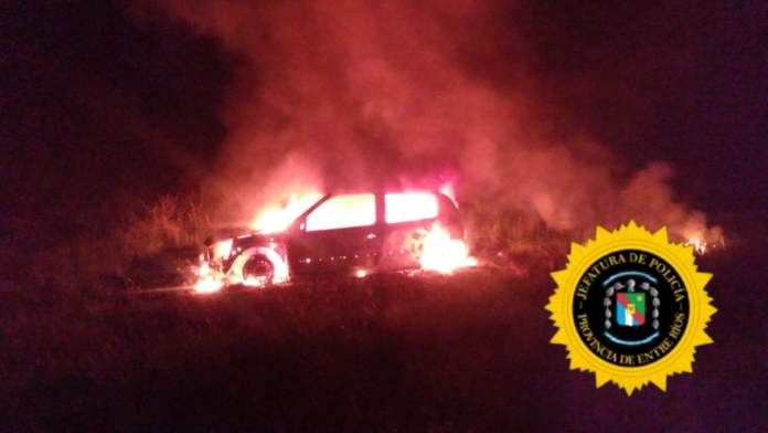 Sintió olor a humo, frenó en la banquina y su auto se incendió