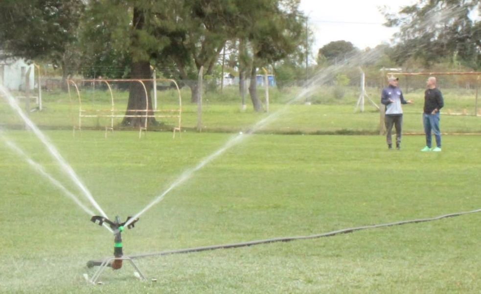 Sistema de riego en el Polideportivo Municipal de Hernández