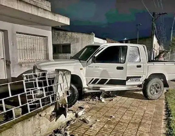 Susto en Ibicuy: una camioneta chocó contra el frente de una casa