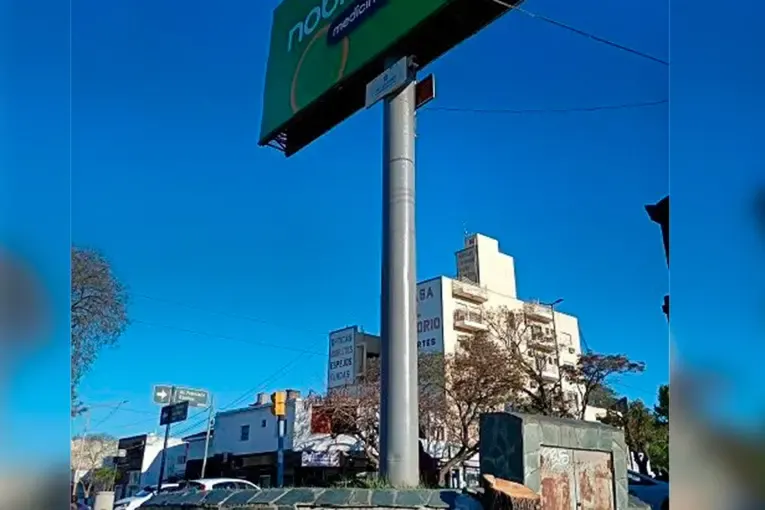 Tal​​aron el espinillo que estaba ubicado en una esquina de la Terminal