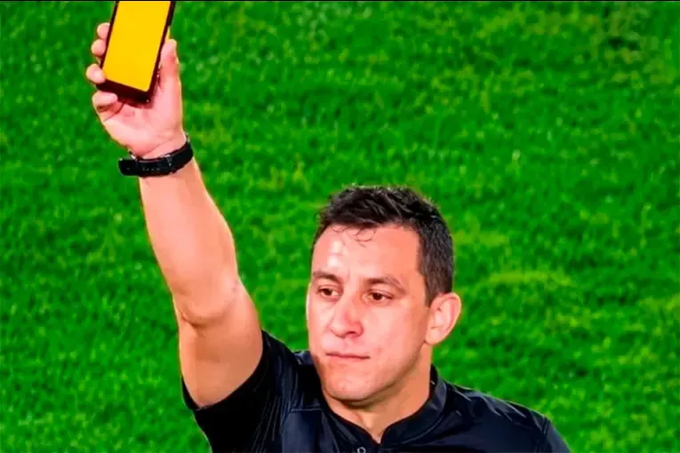 Tarjetas electrónicas en el fútbol: Uruguay estrenó una tecnología que podría cambiar el arbitraje