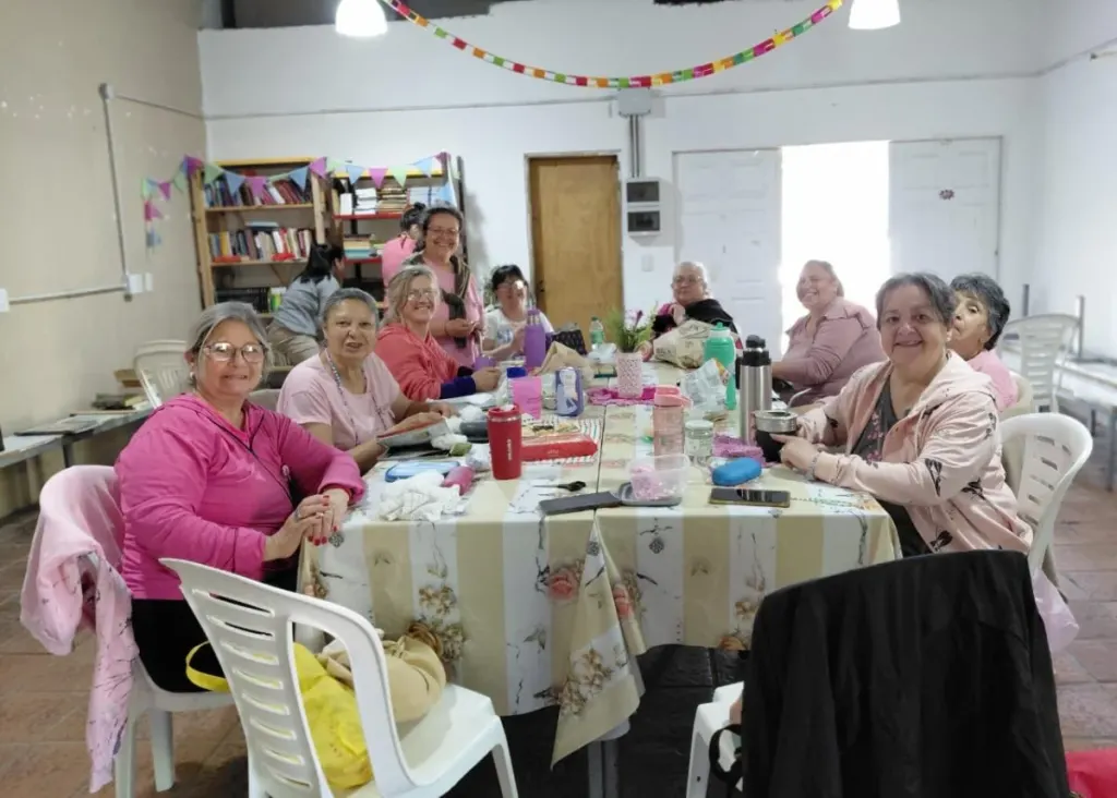 Tejedoras al crochet se sumaron a la concientización sobre el cáncer de mama
