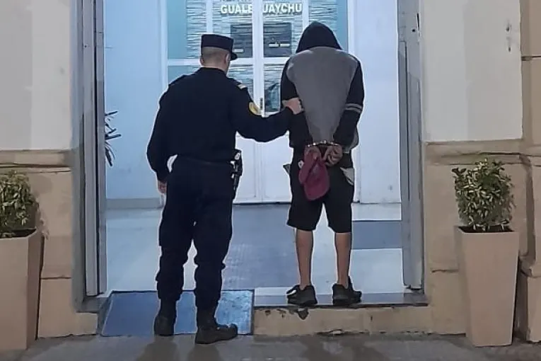 Tenía arresto domiciliario y fue encontrado mientras trataba de robar