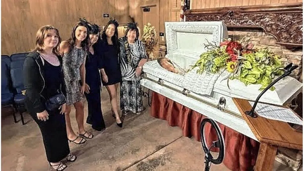 Tiene 80 años, organizó su propio funeral en vida y sorprendió a familiares y amigos
