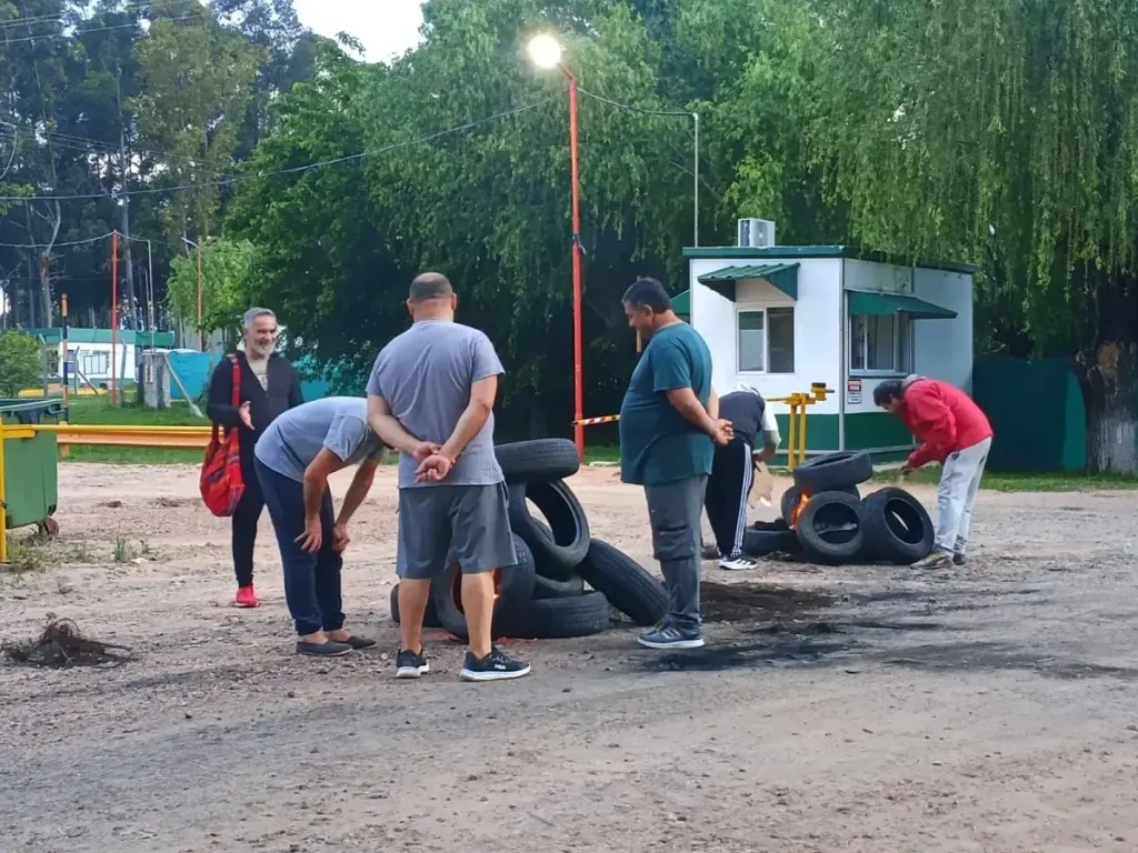 Trabajadores de Tres Arroyos volvieron a reclamar frente a la planta y denuncian cinco meses sin cobrar