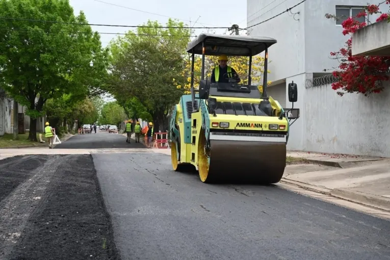 Trabajan en el asfaltado de calle López y Planes, y en Martínez Paiva