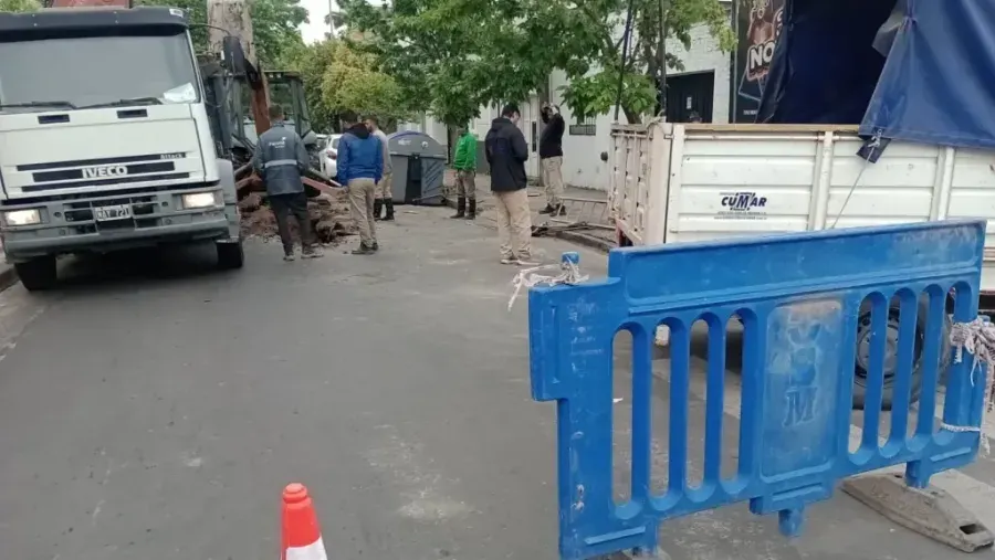Trabajan en la red del servicio cloacal en calle Bavio de Paraná, tras hundirse la calle
