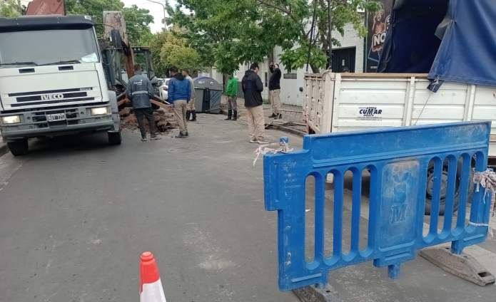 Trabajan en la red del servicio cloacal en calle Bavio de Paraná, tras hundirse la calle