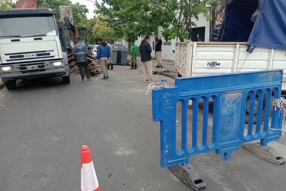 Trabajan en la red del servicio cloacal en calle Bavio de Paraná