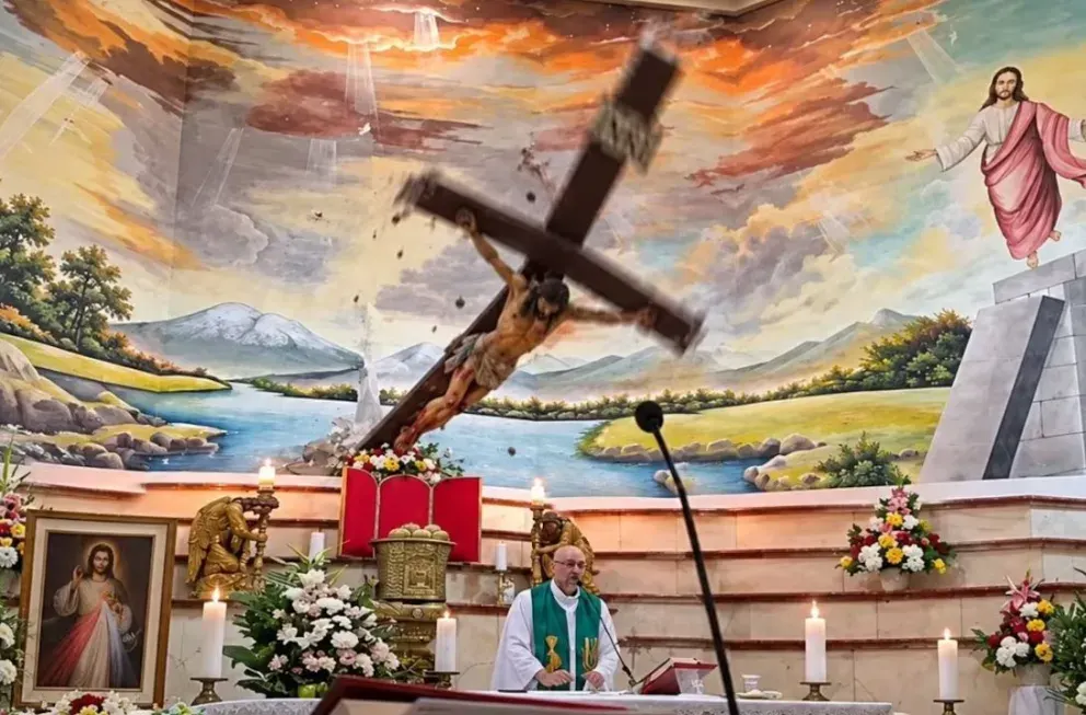 Tragedia en Ecuador: un sacerdote murió aplastado por una cruz mientras daba misa en Guayaquil