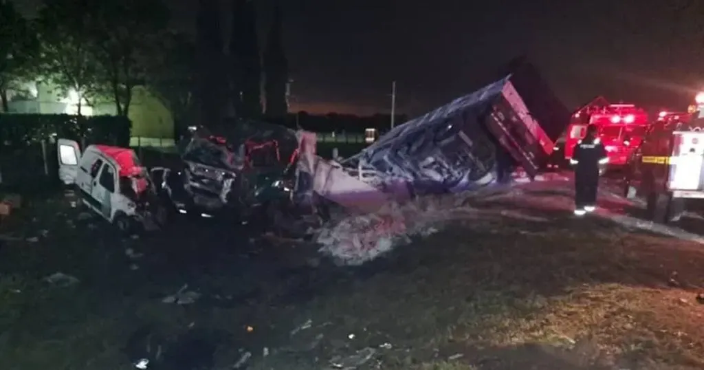 Tragedia en Entre Ríos: fallecieron tres personas en un accidente frontal