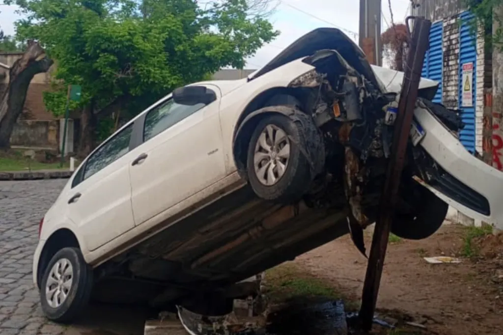 Transitaba por una calle empedrada, perdió el control del auto y terminó impactando contra un poste
