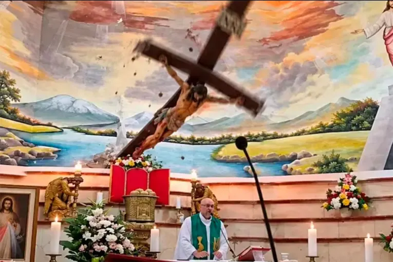 Transmitía una misa en vivo y registró su propia muerte: una cruz cayó sobre un sacerdote en Ecuador
