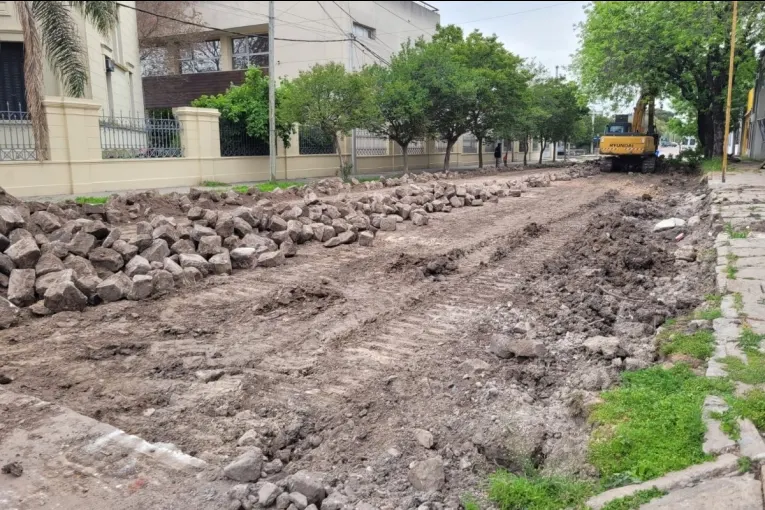 Tras levantar el empedrado, comienza una nueva etapa de trabajos en calle Alem
