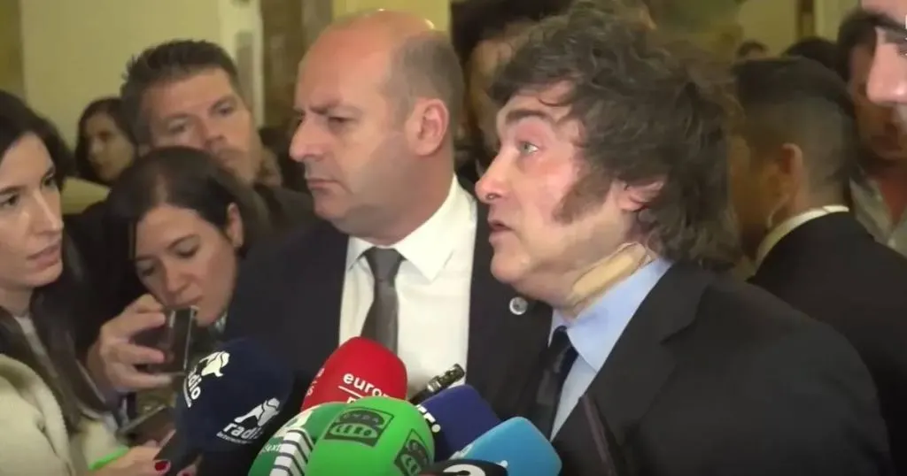 Tras no ser recibido por ningún candidato en España, Milei descalificó a una periodista