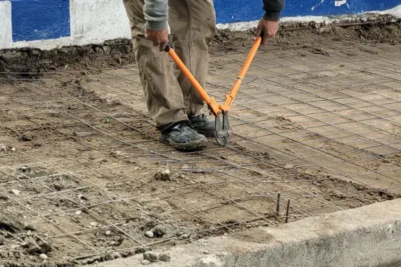 Tras varios meses reanudan la construcción de veredas del Club de Pescadores al ex Frigorífico