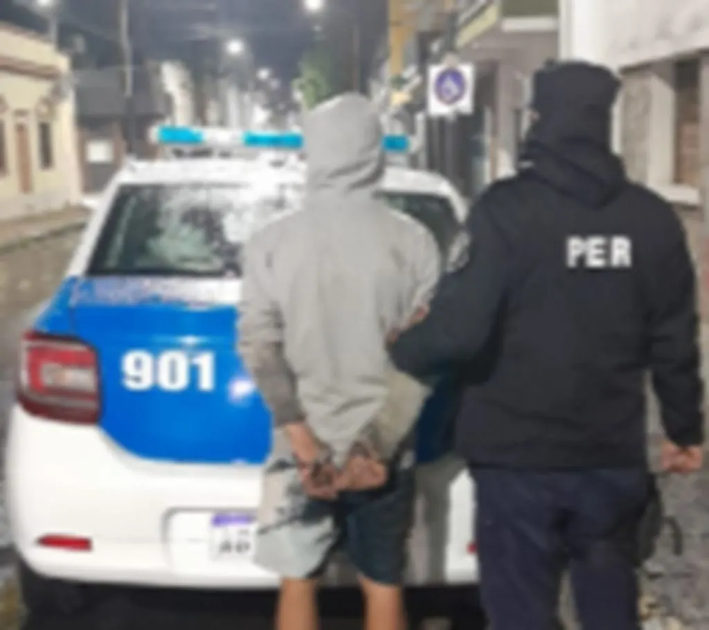 Trepó la reja de una vivienda y fue detenido