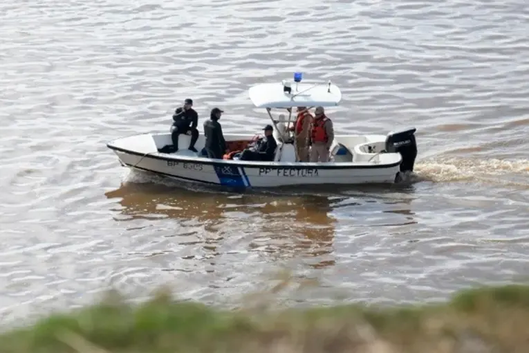 Tres hombres cayeron al río Paraná mientras pescaban: «Los llevó la corriente»