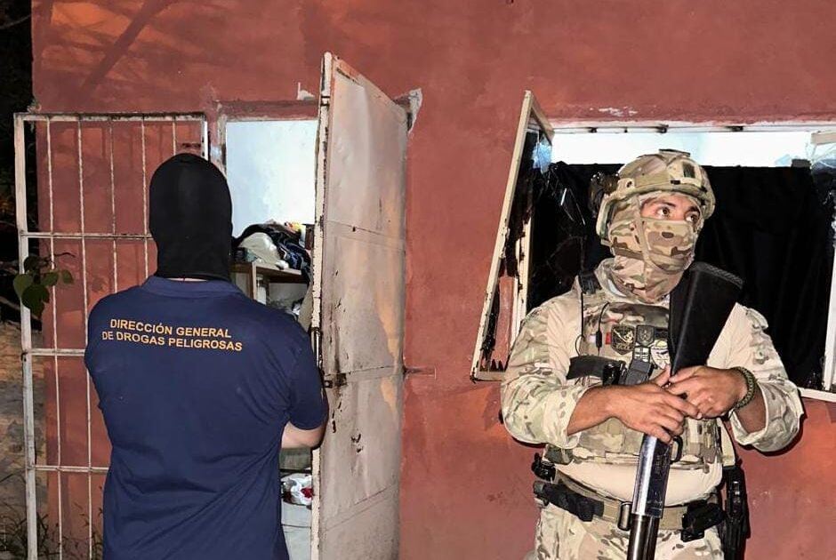 Tres hombres trataron de escapar de un allanamiento por narcomenudeo en barrio Las Flores