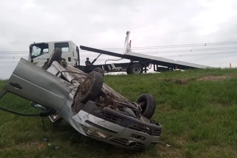 Tres lesionados fueron derivados al Hospital de Gualeguaychú luego de un espectacular vuelco en la Autovía 14